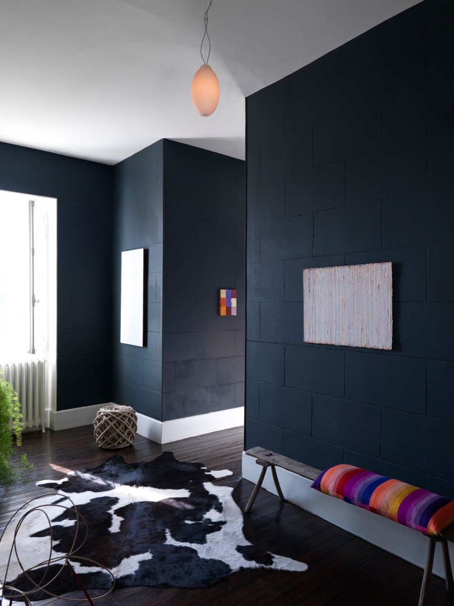 Чёрные стены в помещении