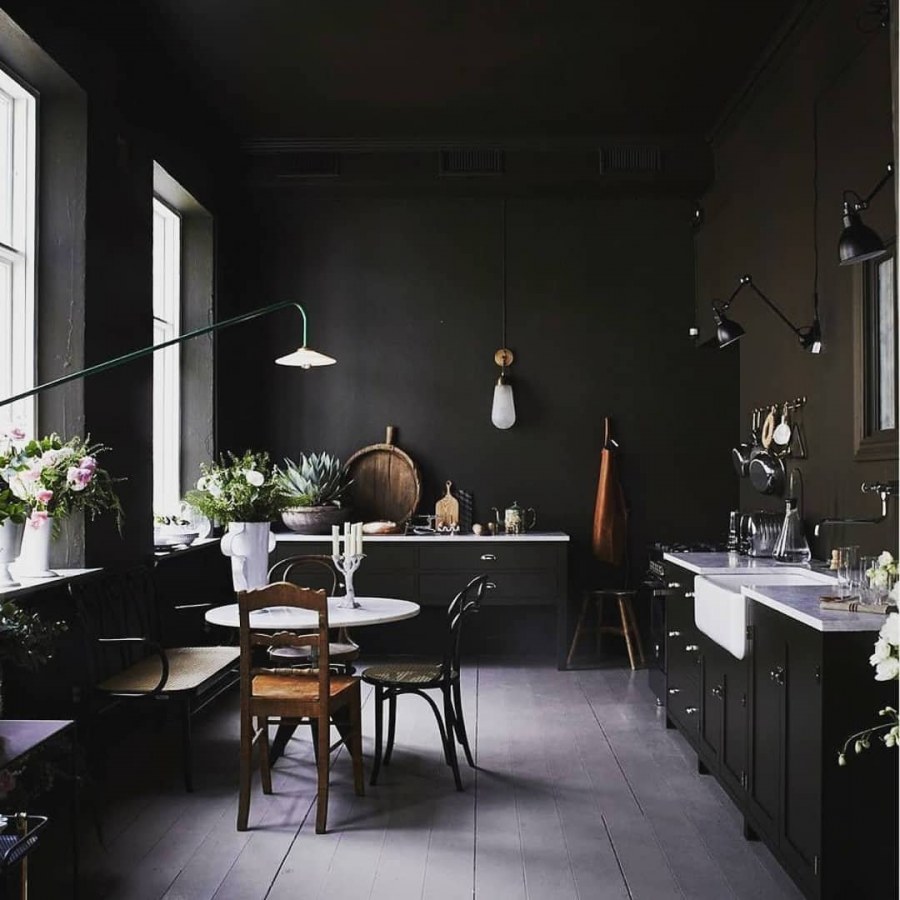 Тотал Блэк интерьер