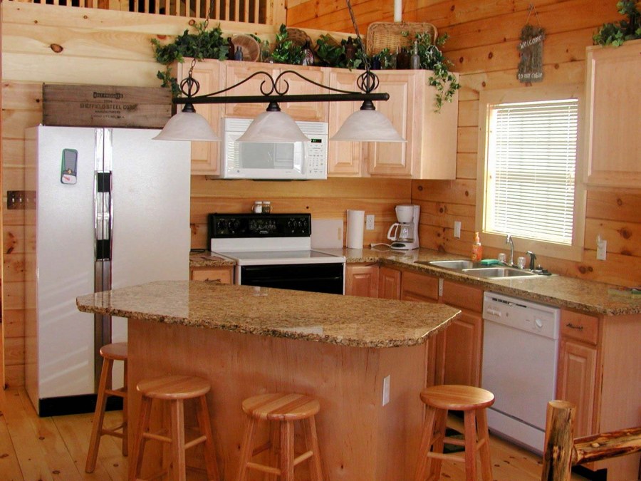 Кухня в маленьком дачном домике
