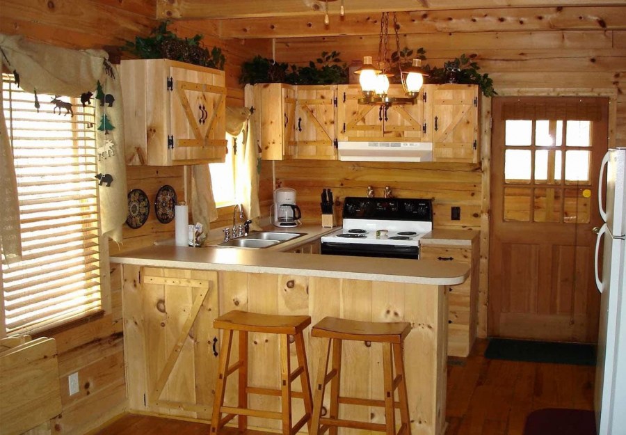 Кухня в маленьком деревянном доме