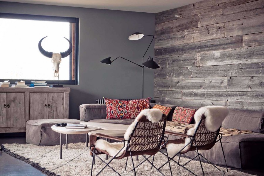 Доски на стене в спальне