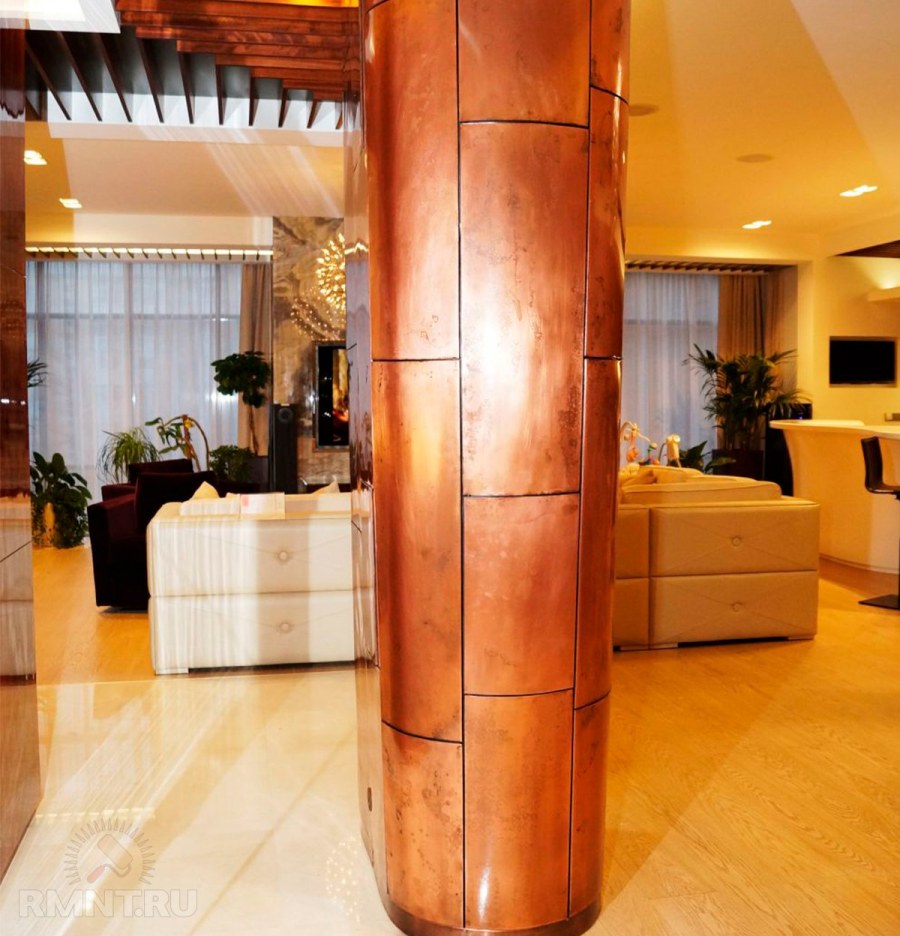 Деревянные колонны в интерьере