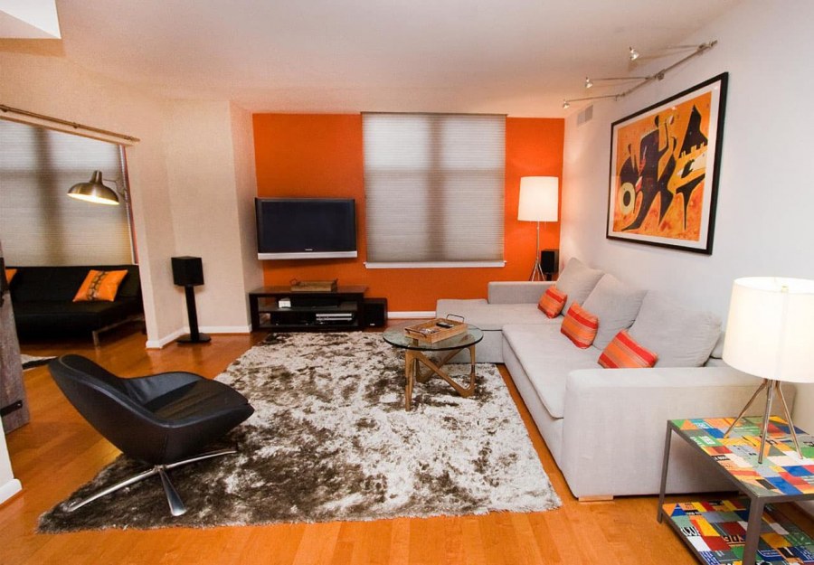 Гостиная в черно оранжевых тонах