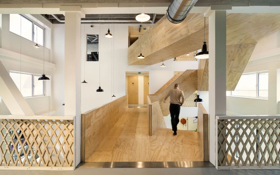 Интерьер лестницы в офисном здании с ОСБ панелей