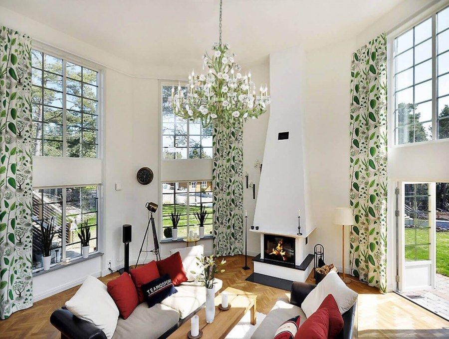 Высокие окна в интерьере