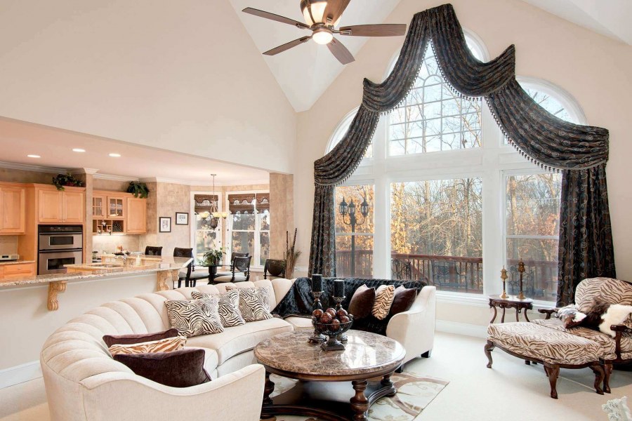 Окна в гостиной в доме