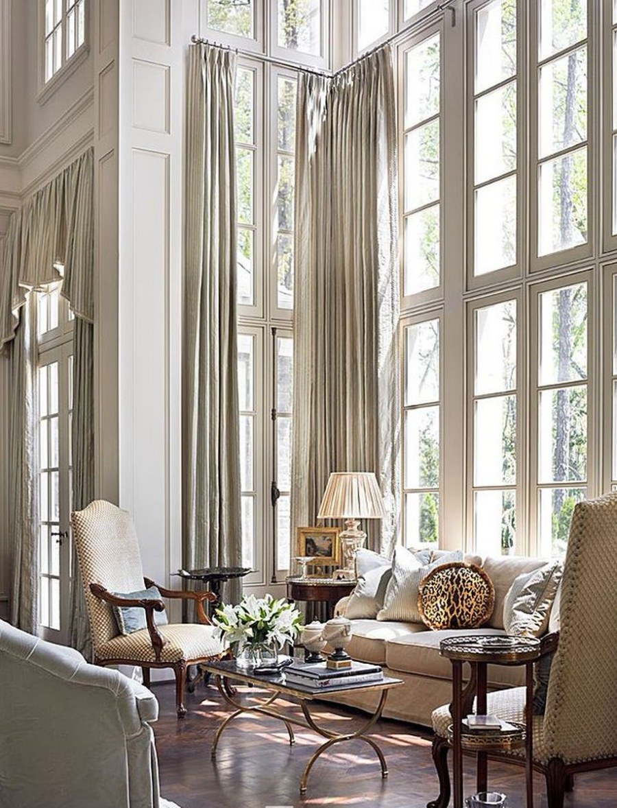 Высокие окна в интерьере