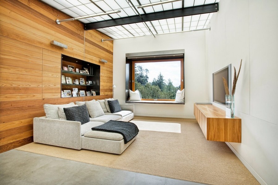 Дерево в интерьере гостиной