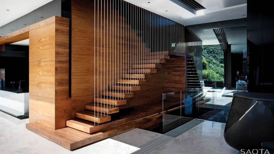 Современная лестница в доме