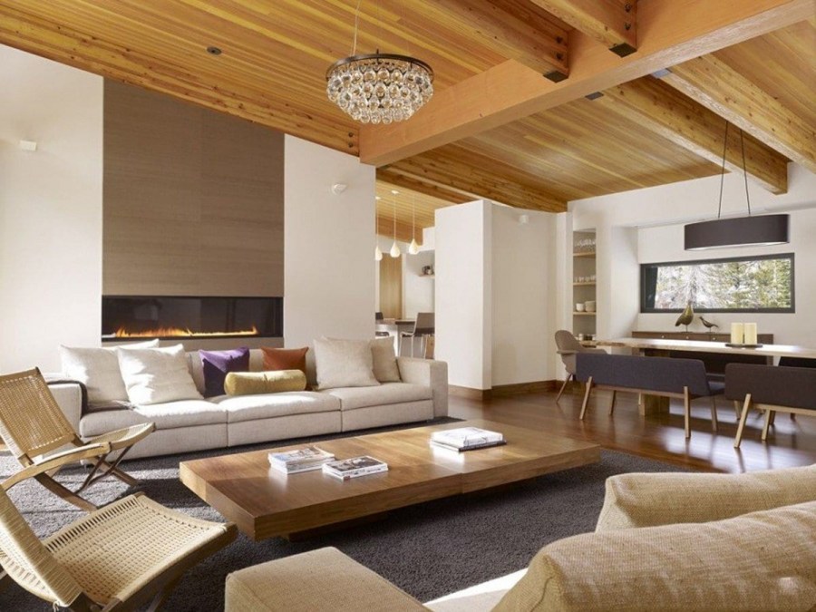 Современная гостиная в загородном доме