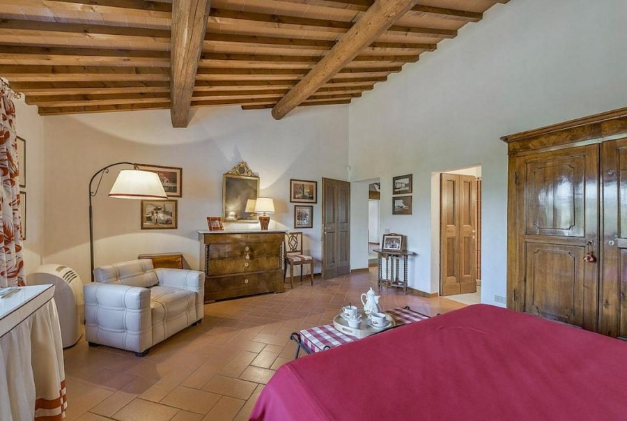 Спальня в загородном доме в средиземноморском стиле