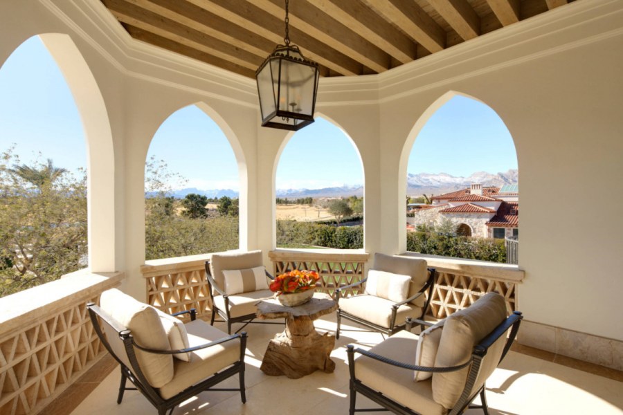 Лоджия в средиземноморском стиле