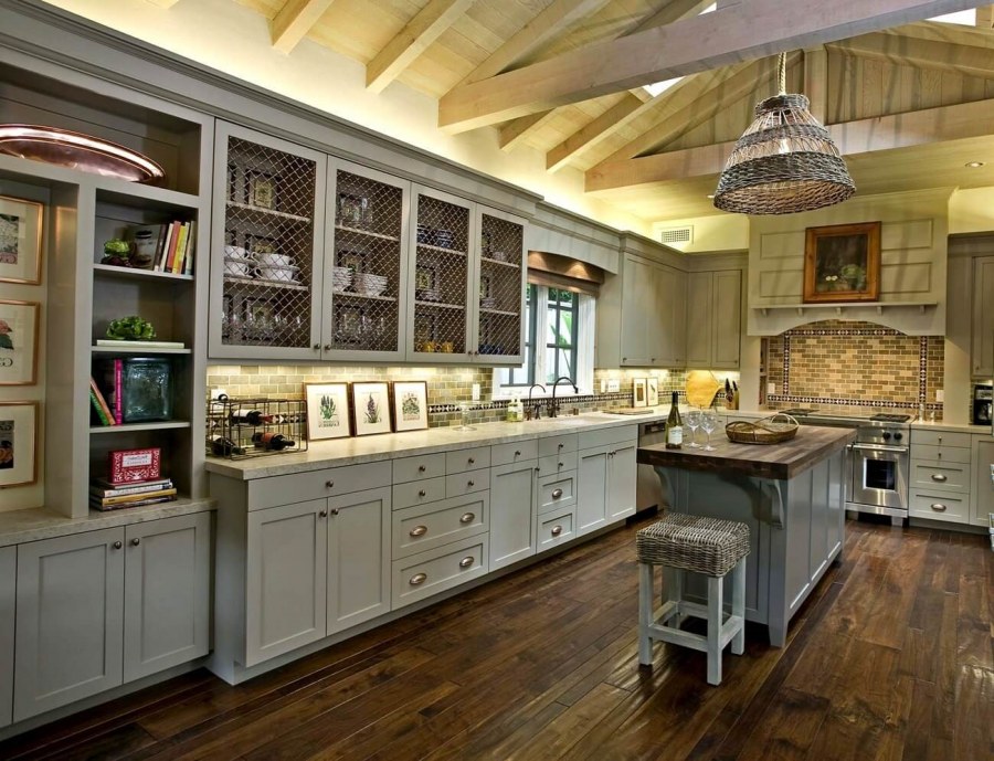 Бело деревянная кухня