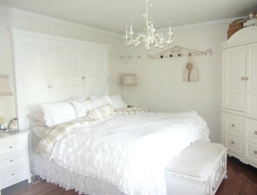 Люстры для спальни с белой мебелью