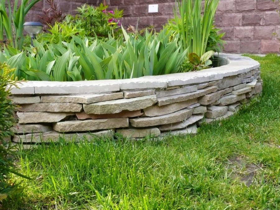 Ограждение для клумбы из камня