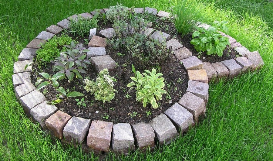 Клумбы из кирпича