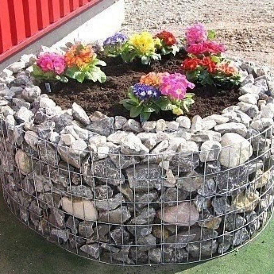 Клумба из камней