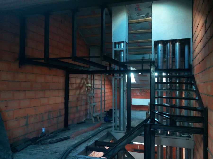 Антресольных этажах на металлическом каркасе