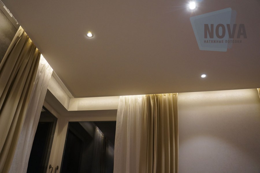 Парящий потолок с карнизом и подсветкой