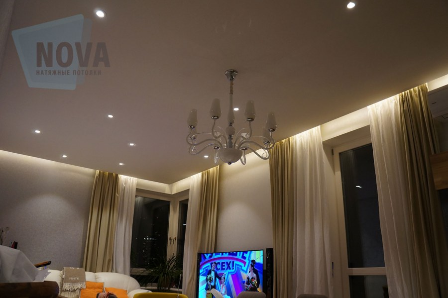 Подсветка штор в зале