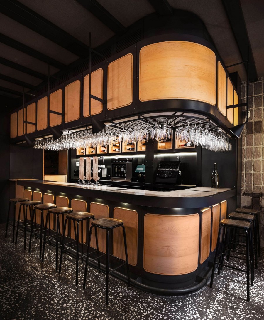 Барная стойка в ресторане