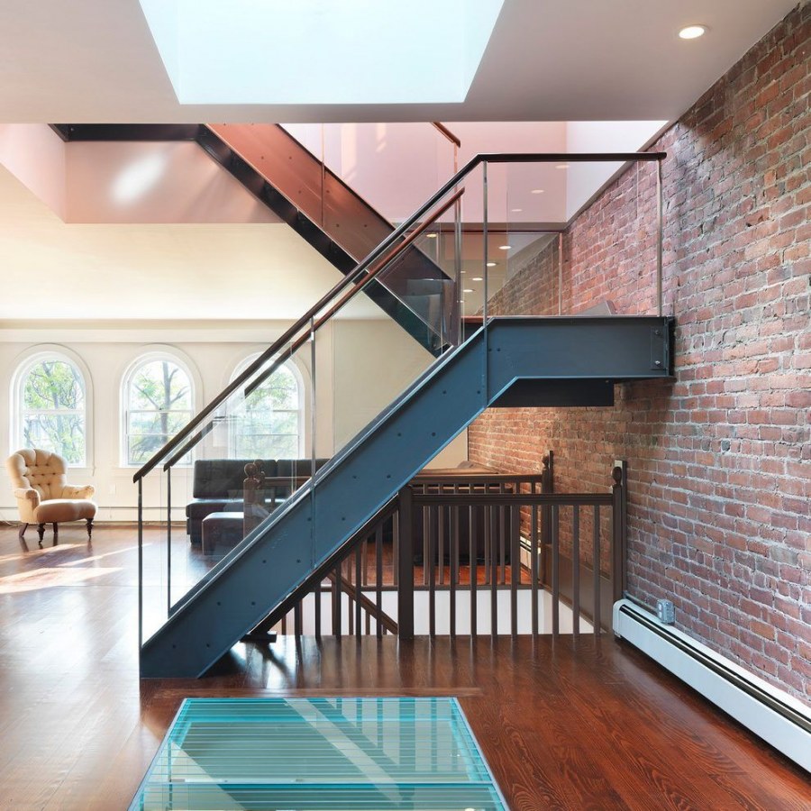 Лестница со вторым светом