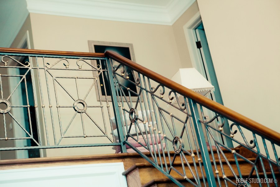 Классические кованые перила в загородном доме со вторым светом