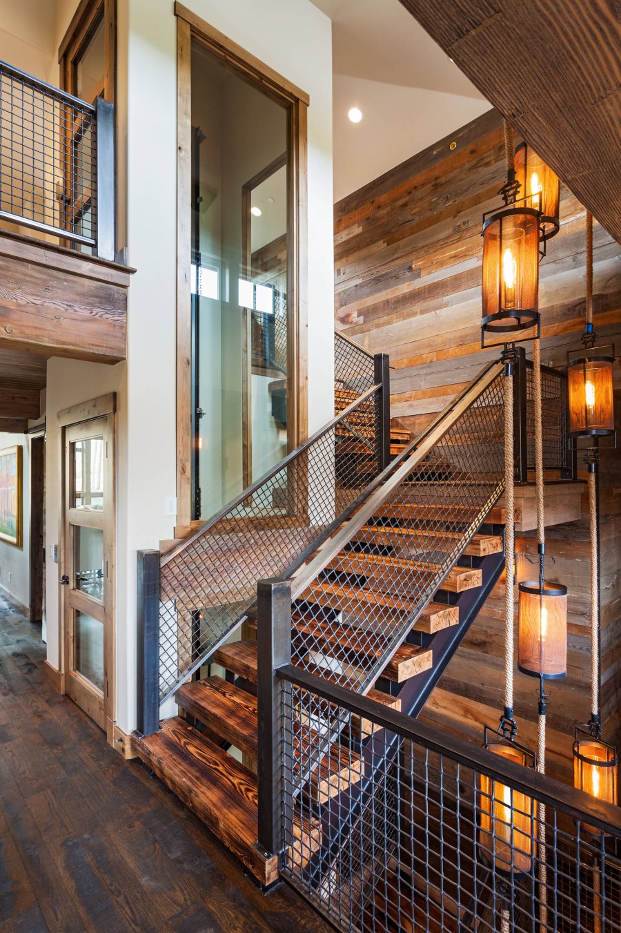 Лестница со вторым светом