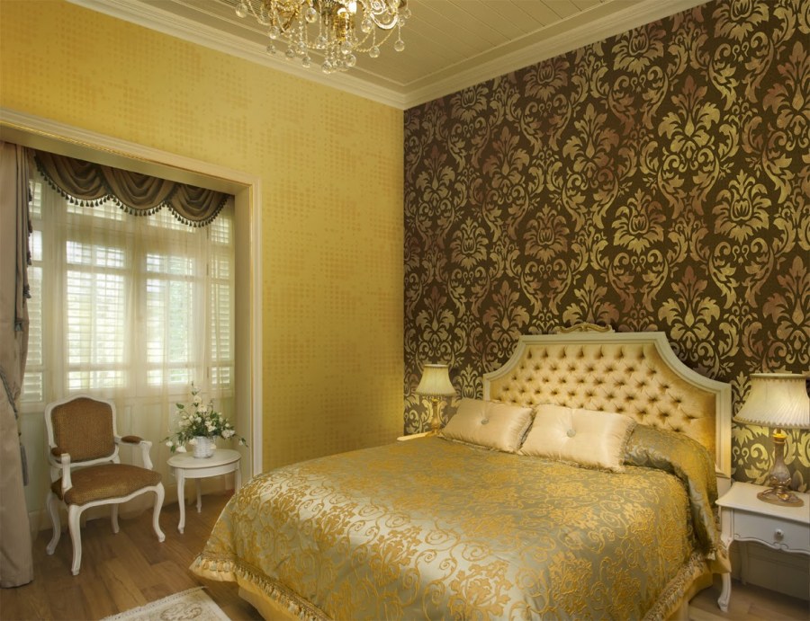 Золотые обои в спальне