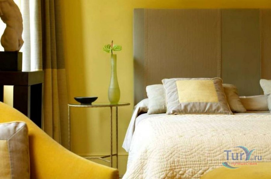 Отель в желтых тонах