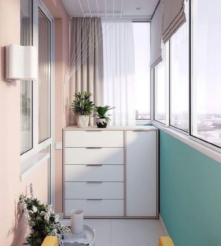 Балкон лоджия в светлых тонах