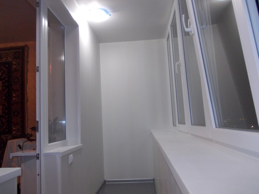 Отделка балкона панелями