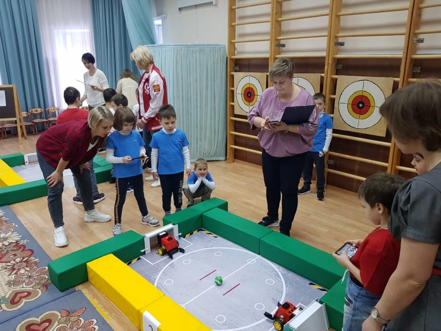 Пара гуляет по парку.PNG