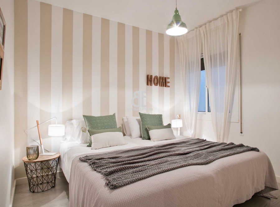 Обои в полоску в интерьере