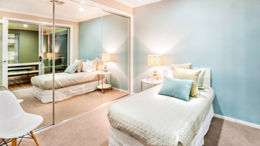 Цвет обоев для расширения комнаты