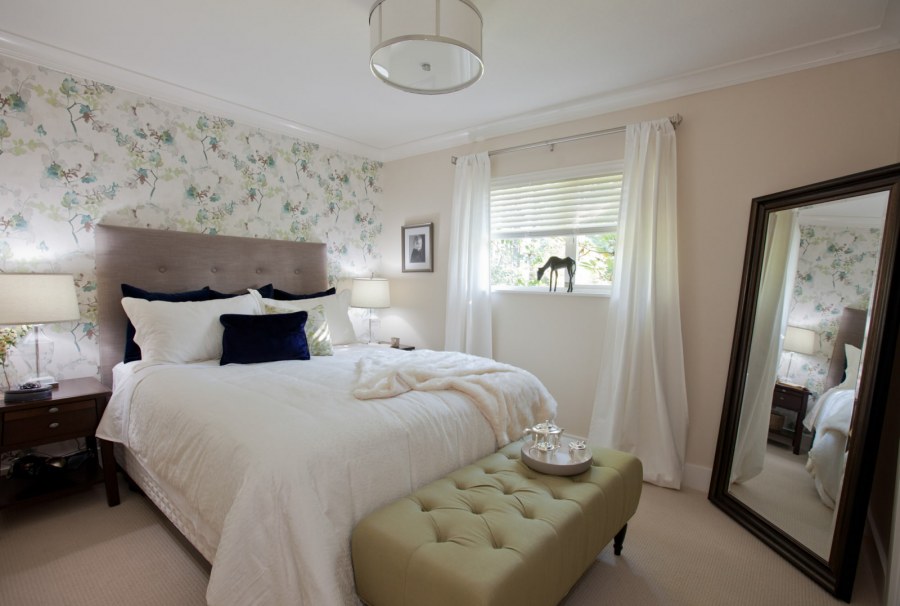 Светлый интерьер спальни акцент на одну стену