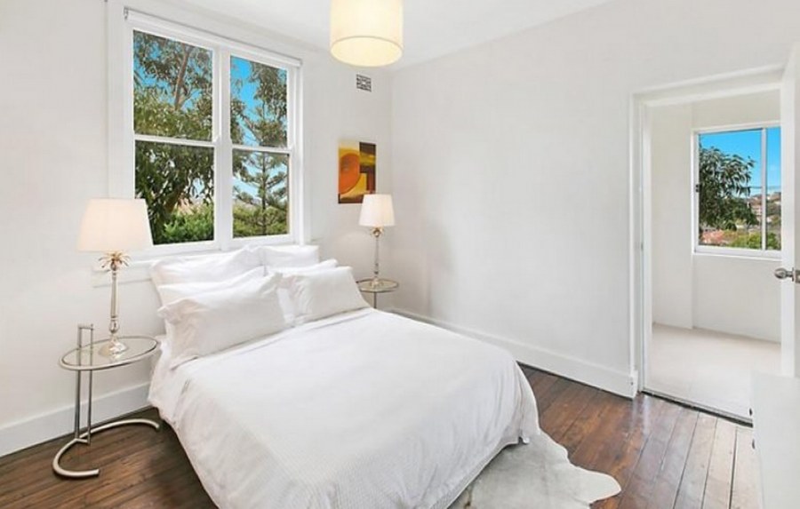 Обои в маленькую комнату спальню