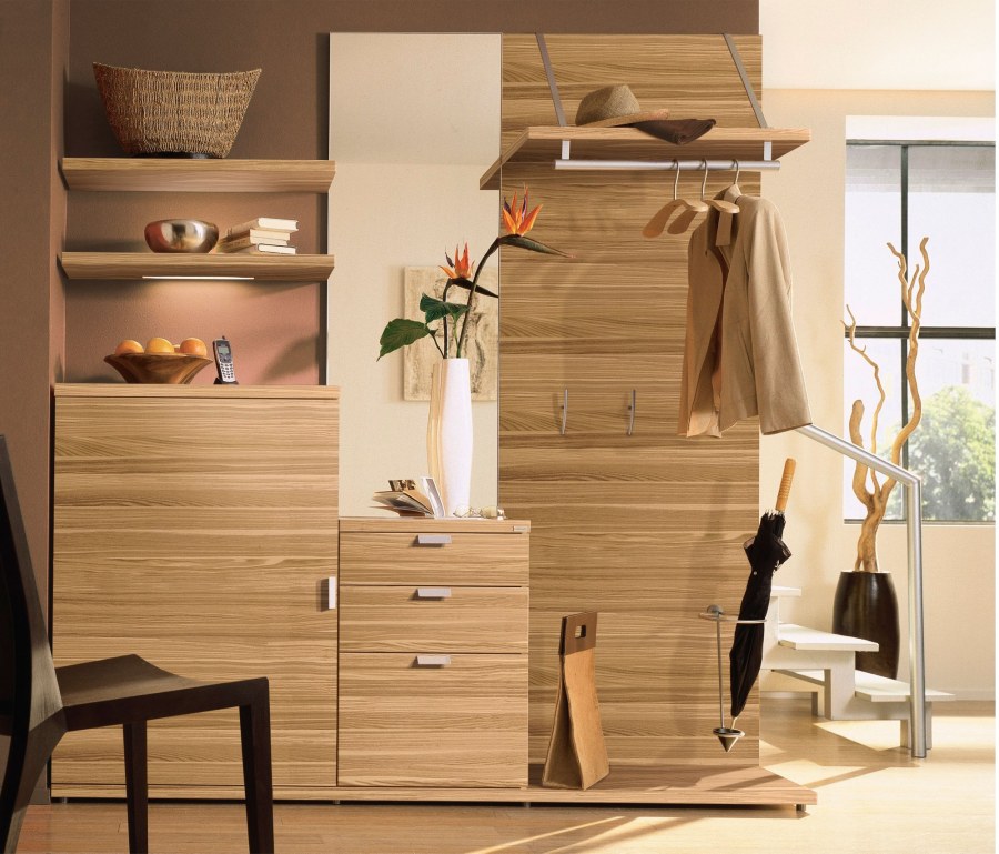 Оранжевые стены в прихожей