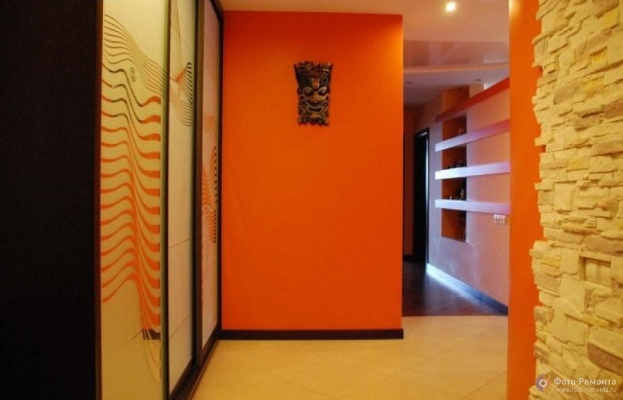 Яркая прихожая