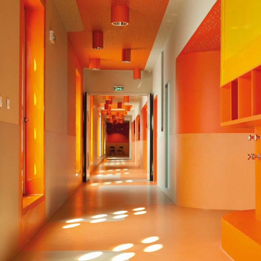 Черная с желтым прихожая