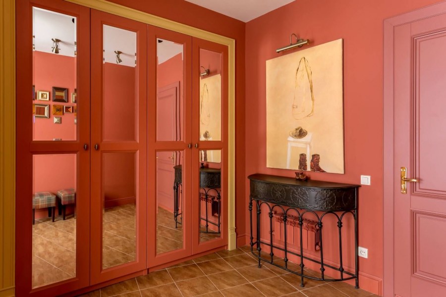 Прихожая в оранжевом стиле