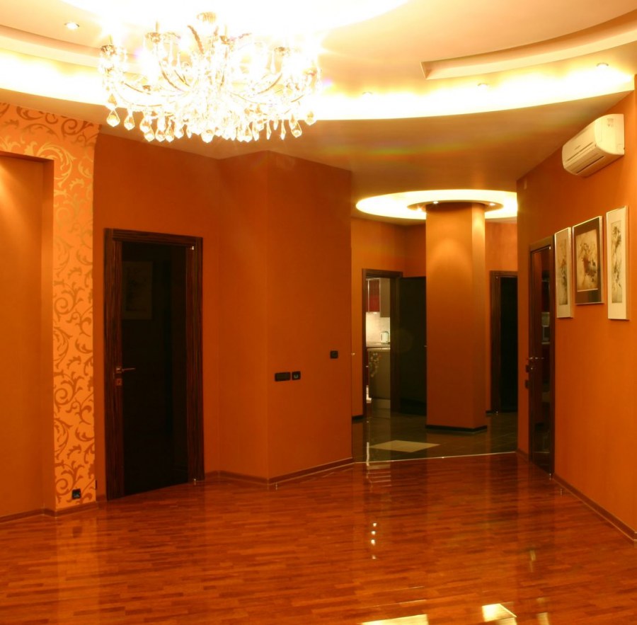 Прихожая с разноцветными стенами