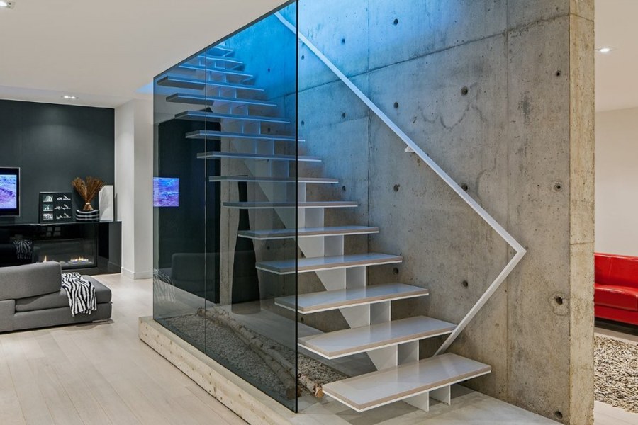 Винтовая лестница из стекла