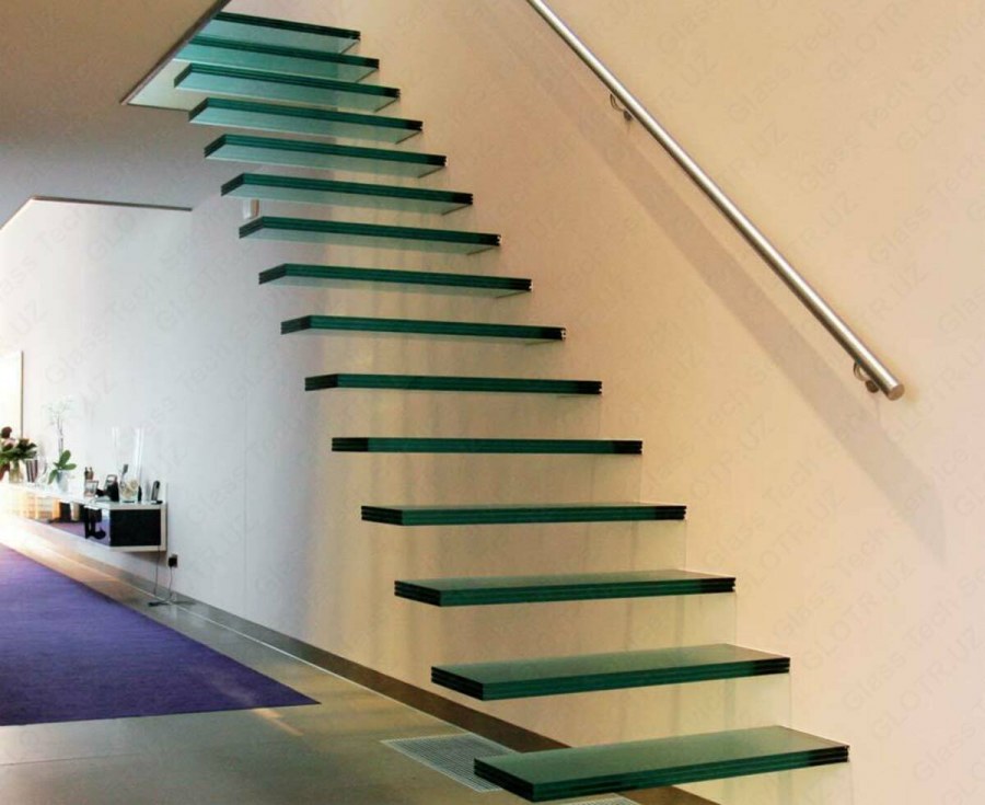 Лестница металлическая со стеклом