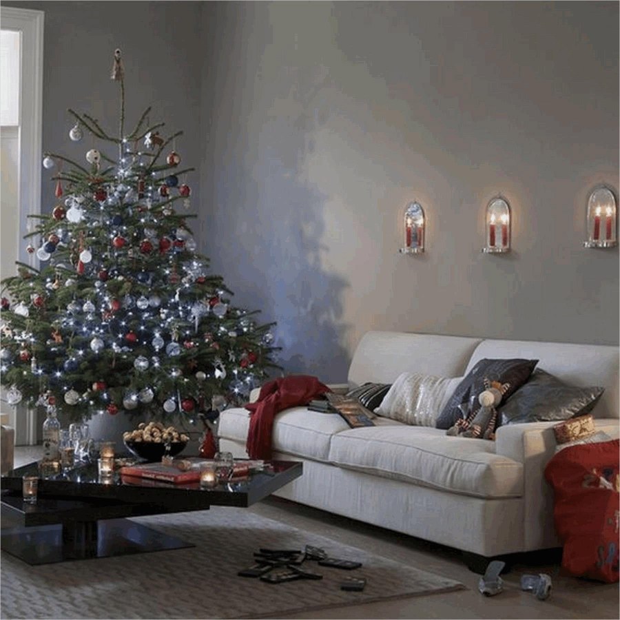 Новогодняя елка в комнате