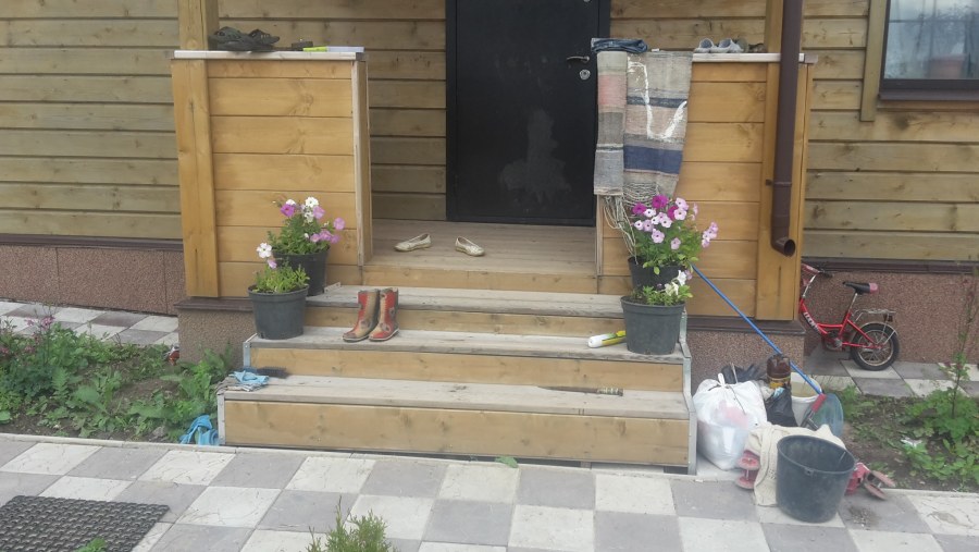 Крыльцо у бани с террасой