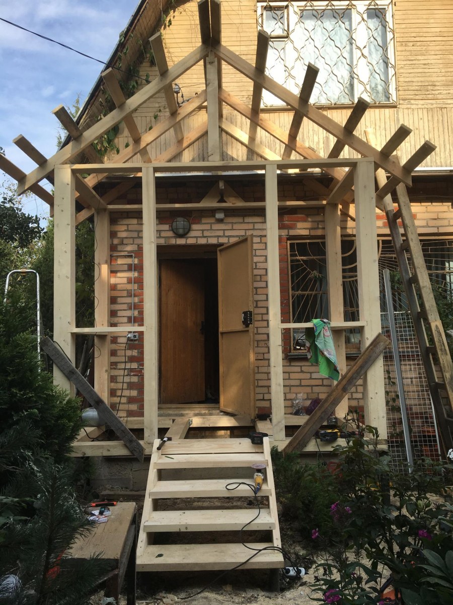 Крыльцо с навесом для дачи из дерева