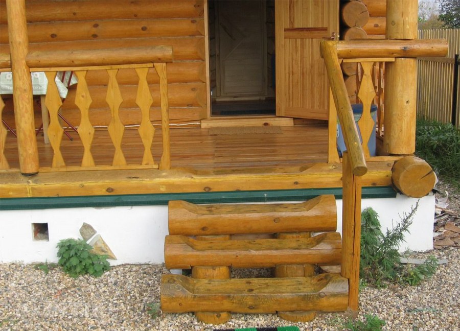 Деревянное крыльцо для дачи