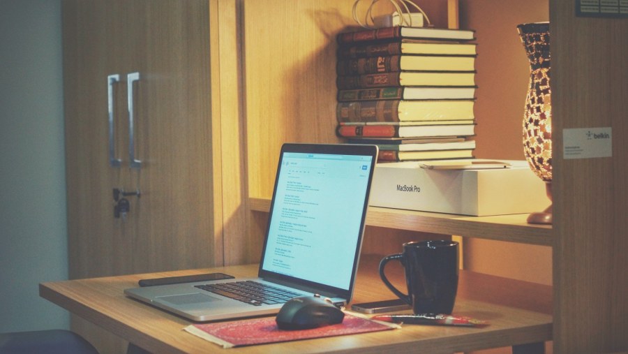 Рабочий стол компьютер и книжки