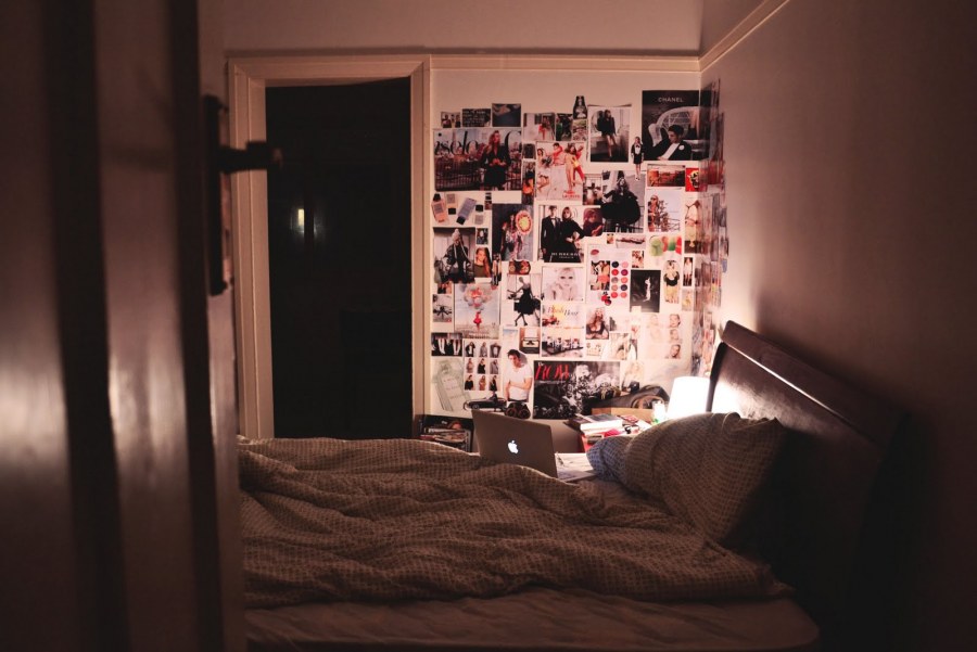 Комната подростка вечером